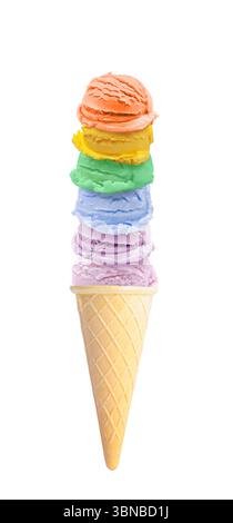 Leckere Eiskugeln in Regenbogenfarben im Waffelkegel auf weißem Hintergrund Stockfoto