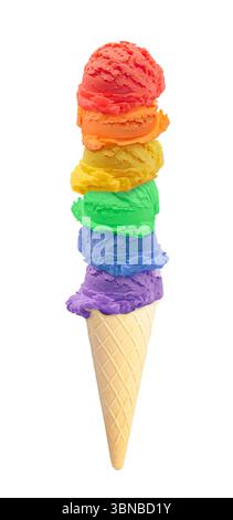 Leckere Eiskugeln in Regenbogenfarben im Waffelkegel auf weißem Hintergrund Stockfoto