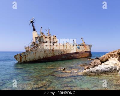 EDRO III war ein Frachtschiff, das 1966 von Kaldnes Mekaniske Verksted in Tønsberg in Norwegen gebaut wurde. Befindet sich in Peyia, Zypern. Querformat. Stockfoto