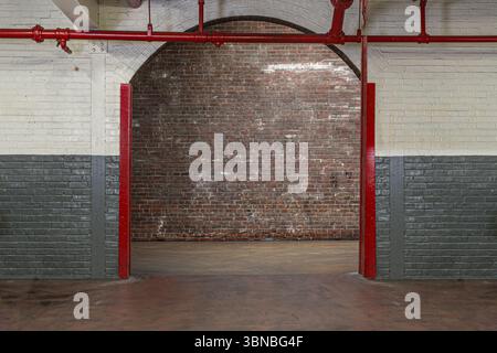Große offene Tür im industriellen Lagergebäude, Philadelphia, USA Stockfoto