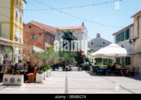 Unscharfer abstrakter Hintergrund eines Café im Freien in der mediterranen Stadt. Stockfoto