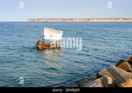 LUANDA, ANGOLA - 3. Februar 2025: Menschen auf einem Segelboot in der Nähe von Ilha de Luanda. Luanda, Angola Stockfoto