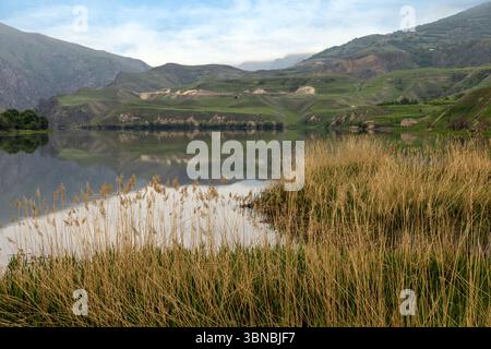 Ein Blick auf das ruhige Shamb Reservoir, ein integraler Bestandteil des Wasserkaskaden des Vorotan River in der Provinz Syunik. Stockfoto
