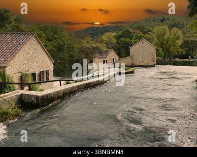 PLITVICER SEEN, KROATIEN - 5. OKT 2024 - Wasserkaskaden rund um historische Wassermühlen eingebettet in das Dorf Rastoke, malerische kroatische Landschaft mit Stockfoto