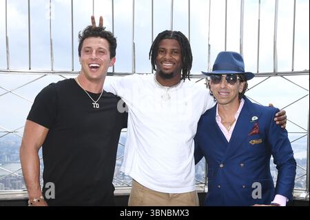 New York, USA. Juli 2025. (L-R) der New York Giants Quarterback Tommy DeVito, der New York Giants Wide Receiver Ihmir Smith-Marsette und der Sportagent Sean P. Stellato besuchen das Empire State Building, um die NFL Pre-Season in New York, NY, 1. Juli 2025 zu feiern. (Foto: Anthony Behar/SIPA USA) Credit: SIPA USA/Alamy Live News Stockfoto