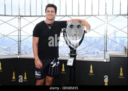 New York, USA. Juli 2025. New York Giants Quarterback Tommy DeVito besucht das Empire State Building, um die NFL Pre-Season zu feiern, New York, NY, 1. Juli 2025. (Foto: Anthony Behar/SIPA USA) Credit: SIPA USA/Alamy Live News Stockfoto