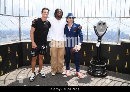 New York, USA. Juli 2025. (L-R) der New York Giants Quarterback Tommy DeVito, der New York Giants Wide Receiver Ihmir Smith-Marsette und der Sportagent Sean P. Stellato besuchen das Empire State Building, um die NFL Pre-Season in New York, NY, 1. Juli 2025 zu feiern. (Foto: Anthony Behar/SIPA USA) Credit: SIPA USA/Alamy Live News Stockfoto