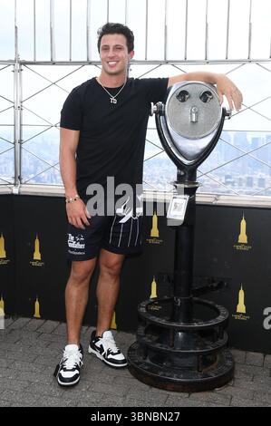 New York, USA. Juli 2025. New York Giants Quarterback Tommy DeVito besucht das Empire State Building, um die NFL Pre-Season zu feiern, New York, NY, 1. Juli 2025. (Foto: Anthony Behar/SIPA USA) Credit: SIPA USA/Alamy Live News Stockfoto