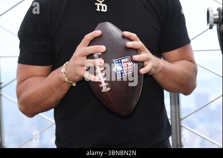 New York, USA. Juli 2025. New York Giants Quarterback Tommy DeVito besucht das Empire State Building, um die NFL Pre-Season zu feiern, New York, NY, 1. Juli 2025. (Foto: Anthony Behar/SIPA USA) Credit: SIPA USA/Alamy Live News Stockfoto