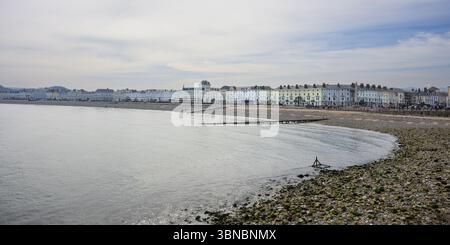 Llandudno, Wales, Großbritannien - 20. März 2025; Panoramablick über den Strand zur Llandudno Promenade Stockfoto