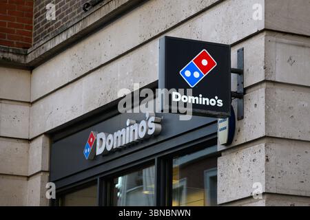 London. Großbritannien - 1. April 2025; Unterschrift mit Logo im Domino's Fast-Food-Pizzeria in der Nähe Stockfoto
