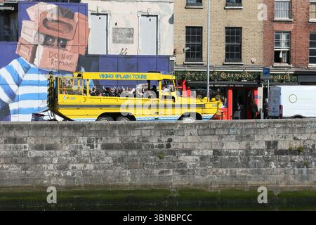 Dublin, Irland - 8. April 2025 - Ein gelbes Viking Splash Tour Touristenfahrzeug, das an einem sonnigen Tag an den Kais des Flusses Liffey im Stadtzentrum von Dublin in Betrieb ist Stockfoto