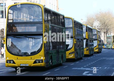 Dublin, Irland - 8. April 2025 - Eine Reihe von Dublin Busfahrzeugen, einige mit „außer Betrieb“-Hinweisen, an einem sonnigen Tag auf der Dame Street im Stadtzentrum von Dublin Stockfoto