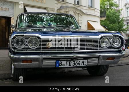 BERLIN - 10. MAI 2025: Chevrolet Impala SS Hardtop Coupé (1964) bei den Classic Days Berlin. Legendäres amerikanisches Muscle Car. Stockfoto