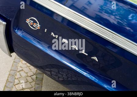 BERLIN - 10. MAI 2025: Nahaufnahme des SS-Emblems auf Chevrolet Impala (1964) bei den Classic Days Berlin. Legendäres American Muscle Car Emblem. Stockfoto