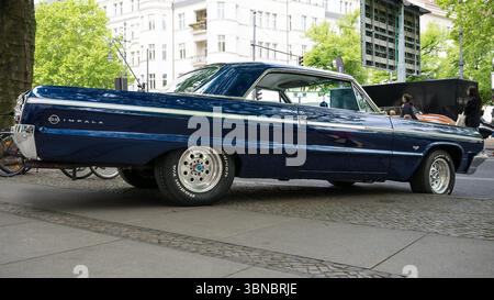 BERLIN - 10. MAI 2025: Chevrolet Impala SS Hardtop Coupé (1964) bei den Classic Days Berlin. Legendäres amerikanisches Muscle Car. Stockfoto