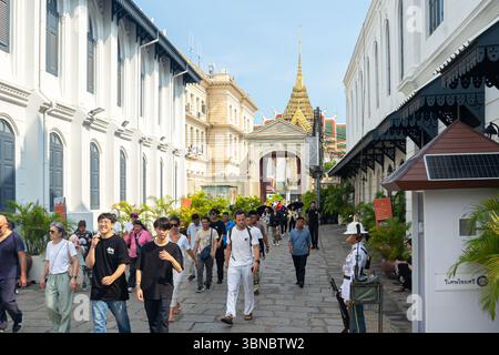 Touristen in einem historischen Grand Palace, Royal Palace Komplex in Bangkok, Thailand. Stockfoto