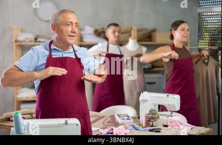 Schneider machen ein Aufwärmen in der Werkstatt Stockfoto