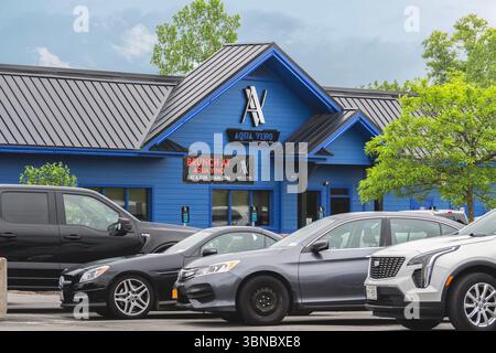 New Hartford, NY - 26. Juni 2025: Close-up View of Aqua Vino Restaurant & Bar, wurde im September 2007 von Robert Esche, dem Präsidenten der gegründet Stockfoto