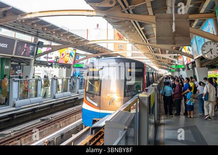 Passagiere, die an Bord eines Zuges warten, der am Chi Lom BTS Skytrain-Bahnhof auf der Sukhumvit-Linie im Bezirk Pathum Wan, Bangkok, Thailand ankommt Stockfoto