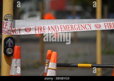 Christchurch, NEUSEELAND, 15. FEBRUAR 2025: Rot-weißes Feuer- und Notfallband auf einer Straßenkreuzung Stockfoto