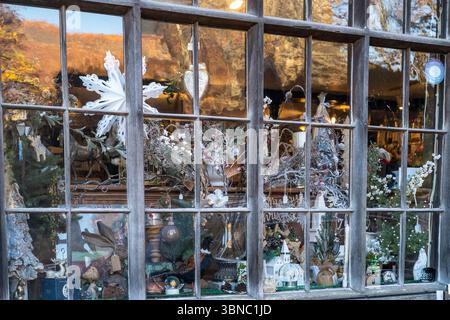Schaufenster der traditionellen hübschen Chiddingstone-Geschäfte und des Postamtes mit Weihnachtsdekorationen und silberfarbenen Ornamenten im Dorf in der Nähe von T Stockfoto