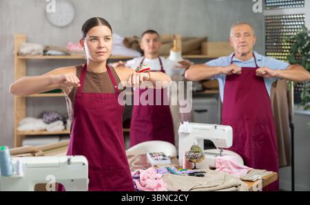 Schneider machen ein Aufwärmen in der Werkstatt Stockfoto