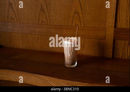 Erfrischendes Schokoladeneis in einem Glas auf einer rustikalen Holzoberfläche. Perfekt für Café-Menüs, Getränkekonzepte oder Food-Blogs. Stockfoto