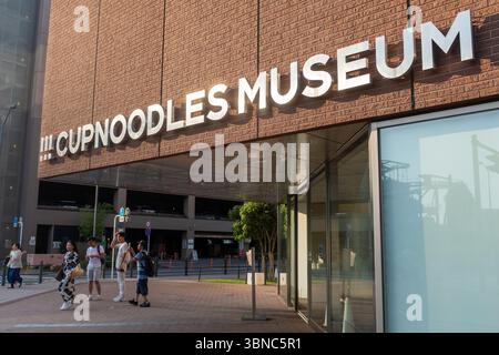 Yokohama, Japan. 30. Juni 2025. Am Montag, 30. Juni 2025, in Yokohama, Japan, spazieren die Menschen am Cupnoodles Museum vorbei. (Yichuan Cao/SIPA USA) Credit: SIPA USA/Alamy Live News Stockfoto