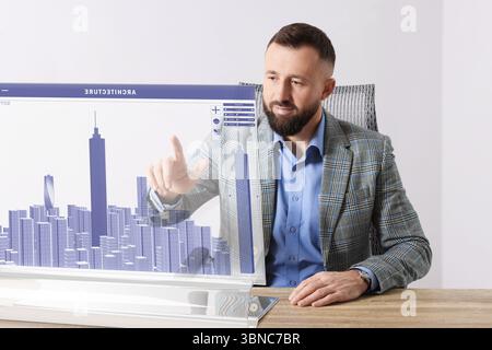 Modellierung von Gebäudeinformationen. Mann, der den virtuellen Bildschirm im Büro benutzt Stockfoto