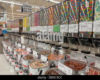 Federal Way WA USA, 24. Mai 2025 – Eine farbenfrohe und lebendige Vitrine mit verschiedenen Süßigkeiten und redaktionellen Inhalten Stockfoto