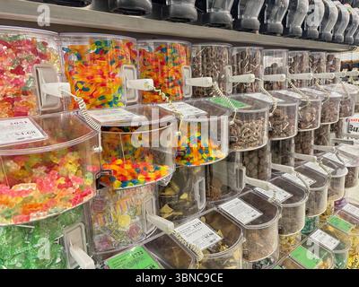 Federal Way WA USA, 24. Mai 2025 – Eine farbenfrohe und lebendige Vitrine mit verschiedenen Süßigkeiten und redaktionellen Inhalten Stockfoto