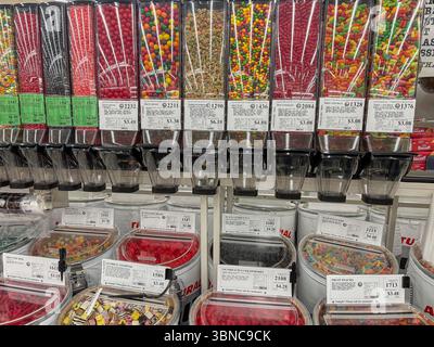 Federal Way WA USA, 24. Mai 2025 – Eine farbenfrohe und lebendige Vitrine mit verschiedenen Süßigkeiten und redaktionellen Inhalten Stockfoto