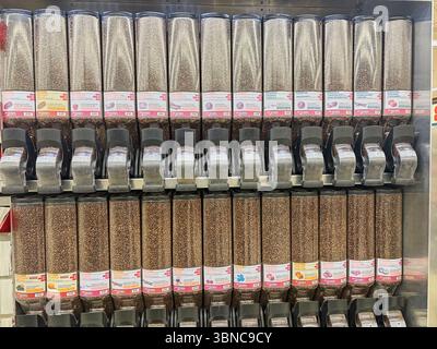 Federal Way WA USA, 24. Mai 2025 – Vitrine gefüllt mit verschiedenen Kaffeebohnen, redaktioneller Inhalt Stockfoto