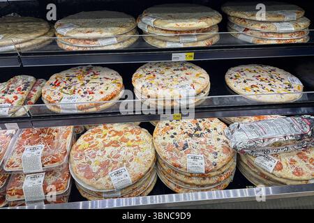 Federal Way WA USA, 24. Mai 2025 – Eine farbenfrohe und lebendige Vitrine mit verschiedenen Süßigkeiten und redaktionellen Inhalten Stockfoto