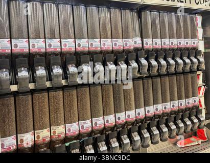 Federal Way WA USA, 24. Mai 2025 – Vitrine gefüllt mit verschiedenen Kaffeebohnen, redaktioneller Inhalt Stockfoto