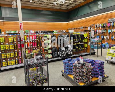 Federal Way WA USA, 27. Mai 2025 - Vitrinen mit Sportartikeln für alle Sportarten in einem großen Supermarkt Stockfoto