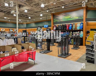 Federal Way WA USA, 27. Mai 2025 - Vitrinen mit Sportartikeln für alle Sportarten in einem großen Supermarkt Stockfoto