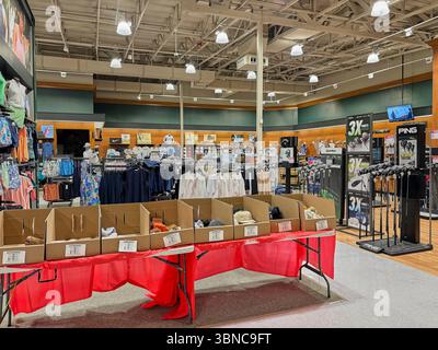 Federal Way WA USA, 27. Mai 2025 - Vitrinen mit Sportartikeln für alle Sportarten in einem großen Supermarkt Stockfoto
