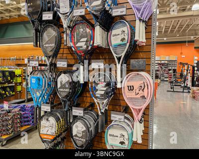 Federal Way WA USA, 27. Mai 2025 - Vitrinen mit Sportartikeln für alle Sportarten in einem großen Supermarkt Stockfoto