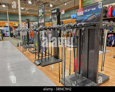 Federal Way WA USA, 27. Mai 2025 - Vitrinen mit Sportartikeln für alle Sportarten in einem großen Supermarkt Stockfoto