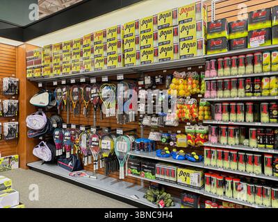 Federal Way WA USA, 27. Mai 2025 - Vitrinen mit Sportartikeln für alle Sportarten in einem großen Supermarkt Stockfoto