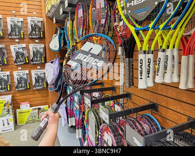 Federal Way WA USA, 27. Mai 2025 - Vitrinen mit Sportartikeln für alle Sportarten in einem großen Supermarkt Stockfoto