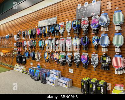 Federal Way WA USA, 27. Mai 2025 - Vitrinen mit Sportartikeln für alle Sportarten in einem großen Supermarkt Stockfoto