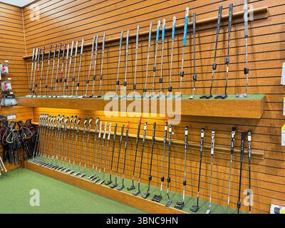 Federal Way WA USA, 27. Mai 2025 - Vitrinen mit Sportartikeln für alle Sportarten in einem großen Supermarkt Stockfoto
