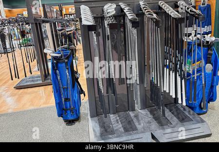 Federal Way WA USA, 27. Mai 2025 - Vitrinen mit Sportartikeln für alle Sportarten in einem großen Supermarkt Stockfoto
