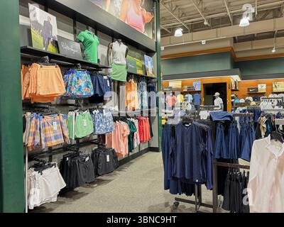 Federal Way WA USA, 27. Mai 2025 - Vitrinen mit Sportartikeln für alle Sportarten in einem großen Supermarkt Stockfoto