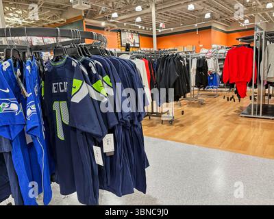 Federal Way WA USA, 27. Mai 2025 - Vitrinen mit Sportartikeln für alle Sportarten in einem großen Supermarkt Stockfoto