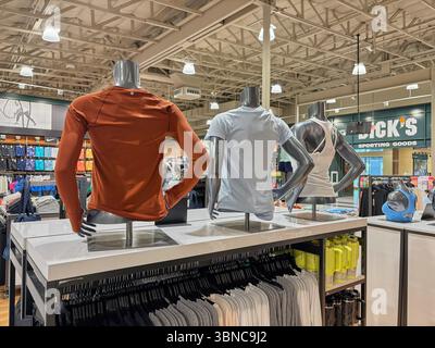 Federal Way WA USA, 27. Mai 2025 - Vitrinen mit Sportartikeln für alle Sportarten in einem großen Supermarkt Stockfoto