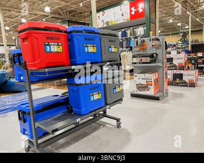 Federal Way WA USA, 27. Mai 2025 - Vitrinen mit Sportartikeln für alle Sportarten in einem großen Supermarkt Stockfoto